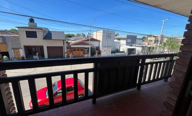 Chalet 3 ambientes con cochera en Chile y Moreno