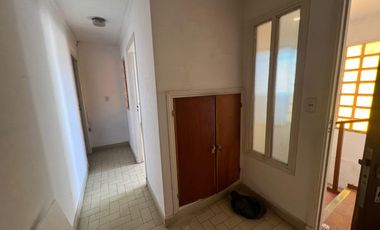 Chalet 3 ambientes con cochera en Chile y Moreno