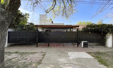 VENTA/PERMUTA- Casa - 2 dormitorios con patio y piscina - Granadero Baigorria
