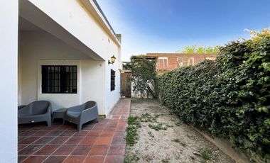 VENTA/PERMUTA- Casa - 2 dormitorios con patio y piscina - Granadero Baigorria