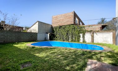 VENTA/PERMUTA- Casa - 2 dormitorios con patio y piscina - Granadero Baigorria