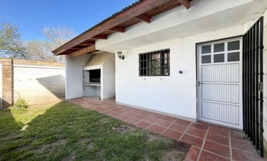 VENTA/PERMUTA- Casa - 2 dormitorios con patio y piscina - Granadero Baigorria