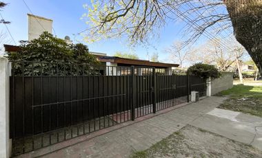 VENTA/PERMUTA- Casa - 2 dormitorios con patio y piscina - Granadero Baigorria