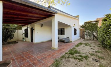 VENTA/PERMUTA- Casa - 2 dormitorios con patio y piscina - Granadero Baigorria