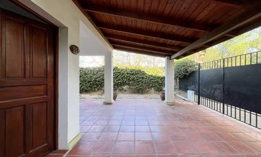VENTA/PERMUTA- Casa - 2 dormitorios con patio y piscina - Granadero Baigorria