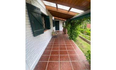 EXCELENTE CASA DE 5 AMBIENTES CON COCHERA DOBLE, QUINCHO Y PISCINA