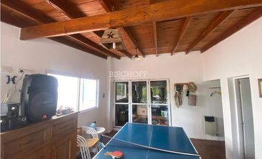 EXCELENTE CASA DE 5 AMBIENTES CON COCHERA DOBLE, QUINCHO Y PISCINA