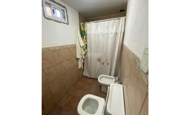 EXCELENTE CASA DE 5 AMBIENTES CON COCHERA DOBLE, QUINCHO Y PISCINA