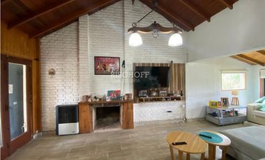 EXCELENTE CASA DE 5 AMBIENTES CON COCHERA DOBLE, QUINCHO Y PISCINA