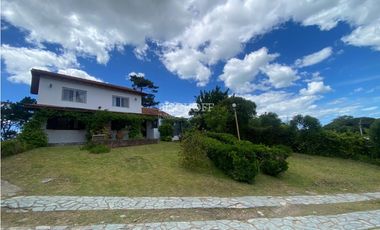 EXCELENTE CASA DE 5 AMBIENTES CON COCHERA DOBLE, QUINCHO Y PISCINA