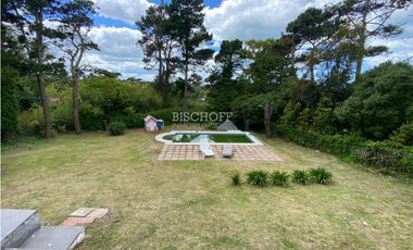 EXCELENTE CASA DE 5 AMBIENTES CON COCHERA DOBLE, QUINCHO Y PISCINA