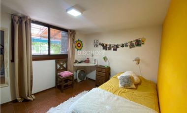 EXCELENTE CASA DE 5 AMBIENTES CON COCHERA DOBLE, QUINCHO Y PISCINA