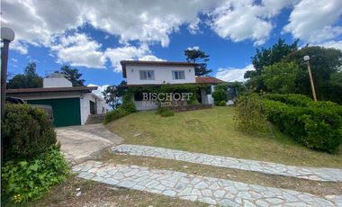 EXCELENTE CASA DE 5 AMBIENTES CON COCHERA DOBLE, QUINCHO Y PISCINA