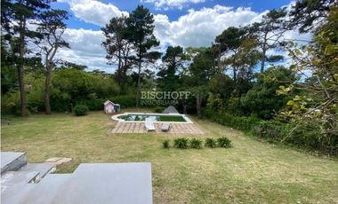 EXCELENTE CASA DE 5 AMBIENTES CON COCHERA DOBLE, QUINCHO Y PISCINA