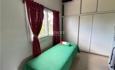 EXCELENTE CASA DE 5 AMBIENTES CON COCHERA DOBLE, QUINCHO Y PISCINA