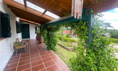 EXCELENTE CASA DE 5 AMBIENTES CON COCHERA DOBLE, QUINCHO Y PISCINA