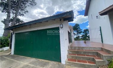 EXCELENTE CASA DE 5 AMBIENTES CON COCHERA DOBLE, QUINCHO Y PISCINA