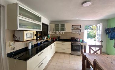 EXCELENTE CASA DE 5 AMBIENTES CON COCHERA DOBLE, QUINCHO Y PISCINA