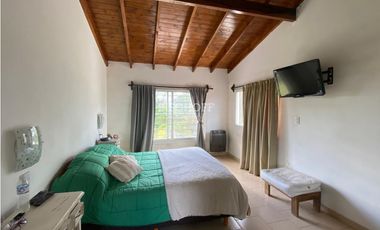 EXCELENTE CASA DE 5 AMBIENTES CON COCHERA DOBLE, QUINCHO Y PISCINA