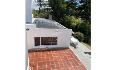 EXCELENTE CASA DE 5 AMBIENTES CON COCHERA DOBLE, QUINCHO Y PISCINA