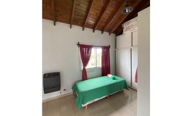 EXCELENTE CASA DE 5 AMBIENTES CON COCHERA DOBLE, QUINCHO Y PISCINA