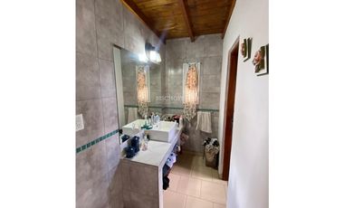 EXCELENTE CASA DE 5 AMBIENTES CON COCHERA DOBLE, QUINCHO Y PISCINA