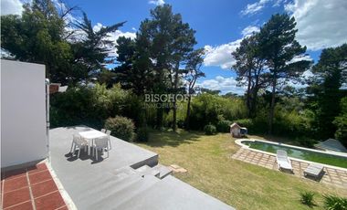 EXCELENTE CASA DE 5 AMBIENTES CON COCHERA DOBLE, QUINCHO Y PISCINA