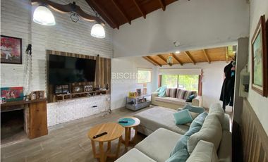 EXCELENTE CASA DE 5 AMBIENTES CON COCHERA DOBLE, QUINCHO Y PISCINA