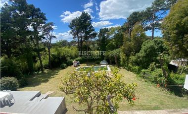 EXCELENTE CASA DE 5 AMBIENTES CON COCHERA DOBLE, QUINCHO Y PISCINA