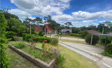 EXCELENTE CASA DE 5 AMBIENTES CON COCHERA DOBLE, QUINCHO Y PISCINA