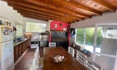 EXCELENTE CASA DE 5 AMBIENTES CON COCHERA DOBLE, QUINCHO Y PISCINA
