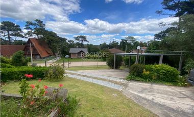 EXCELENTE CASA DE 5 AMBIENTES CON COCHERA DOBLE, QUINCHO Y PISCINA