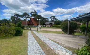 EXCELENTE CASA DE 5 AMBIENTES CON COCHERA DOBLE, QUINCHO Y PISCINA
