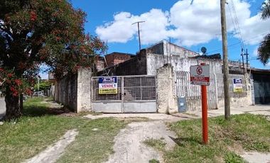Casa con Departamento en venta en Isidro Casanova