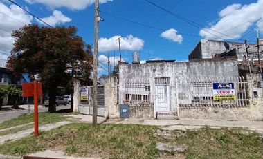 Casa con Departamento en venta en Isidro Casanova