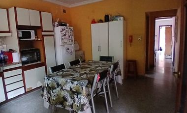 VENTA CASA TRES AMBIENTES CON TERRENO Y COCHERA