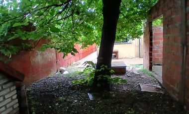 VENTA CASA TRES AMBIENTES CON TERRENO Y COCHERA