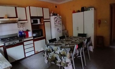 VENTA CASA TRES AMBIENTES CON TERRENO Y COCHERA