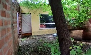 VENTA CASA TRES AMBIENTES CON TERRENO Y COCHERA