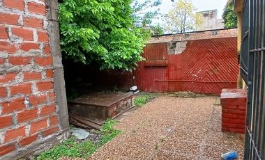 VENTA CASA TRES AMBIENTES CON TERRENO Y COCHERA
