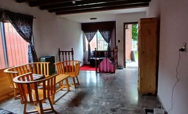 VENTA CASA TRES AMBIENTES CON TERRENO Y COCHERA