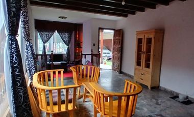 VENTA CASA TRES AMBIENTES CON TERRENO Y COCHERA