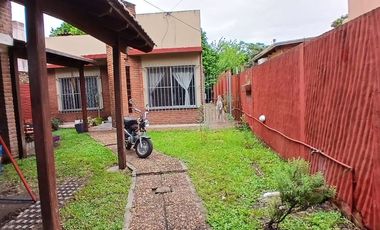 VENTA CASA TRES AMBIENTES CON TERRENO Y COCHERA