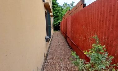VENTA CASA TRES AMBIENTES CON TERRENO Y COCHERA