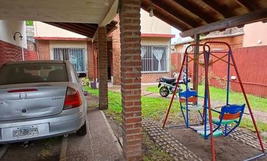 VENTA CASA TRES AMBIENTES CON TERRENO Y COCHERA