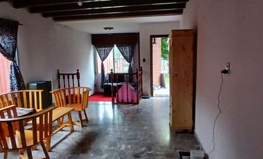 VENTA CASA TRES AMBIENTES CON TERRENO Y COCHERA