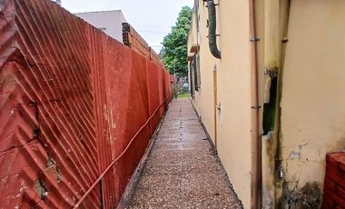 VENTA CASA TRES AMBIENTES CON TERRENO Y COCHERA