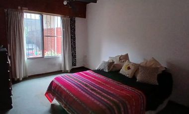 VENTA CASA TRES AMBIENTES CON TERRENO Y COCHERA