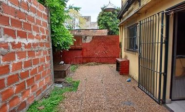 VENTA CASA TRES AMBIENTES CON TERRENO Y COCHERA