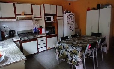 VENTA CASA TRES AMBIENTES CON TERRENO Y COCHERA